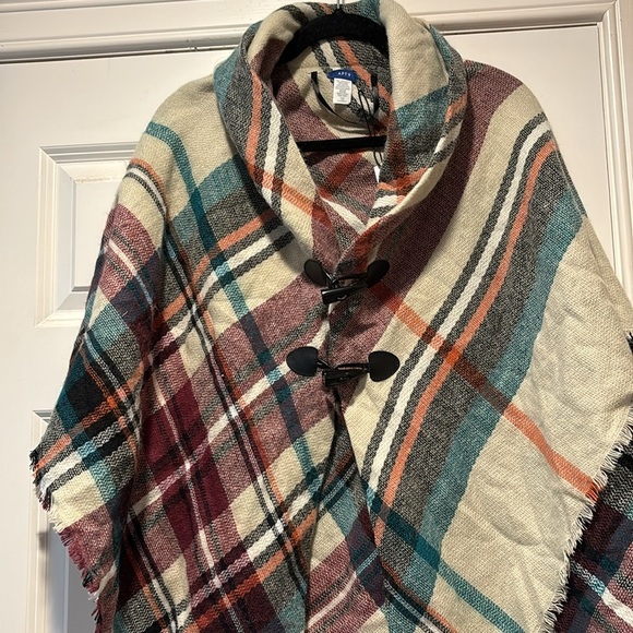 Poncho - Picture 3 of 9